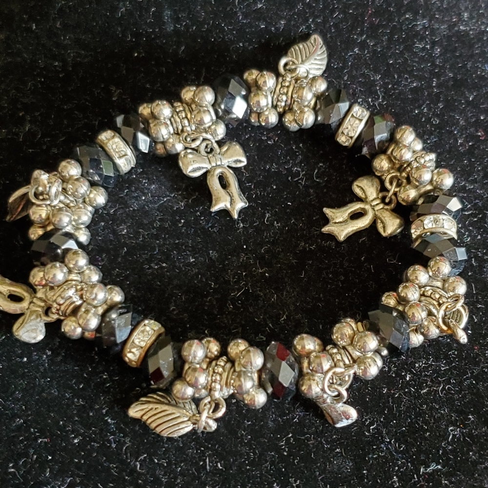 Silvertone black bead stretch bracelet bow charms